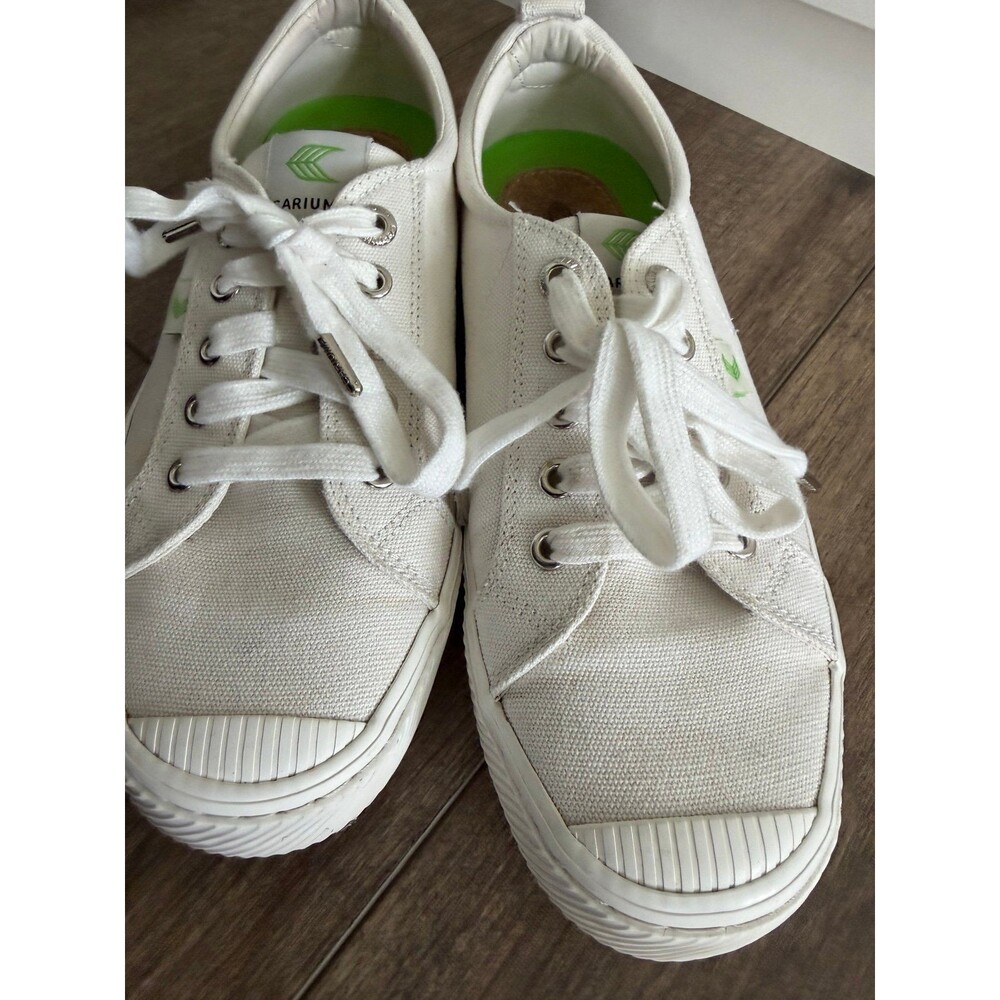 Canvas Sneakers Cariuma OCA Low women sz 8, men sz 6.5 White Lace Up Shoes